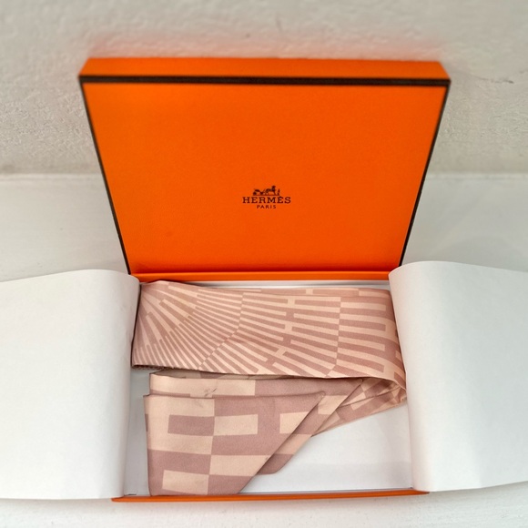 ❤️SOLD❤️ Auth HERMES Pink “H” Monogram Pink Twilly Silk Ribbon 34” x 2” - Picture 1 of 16